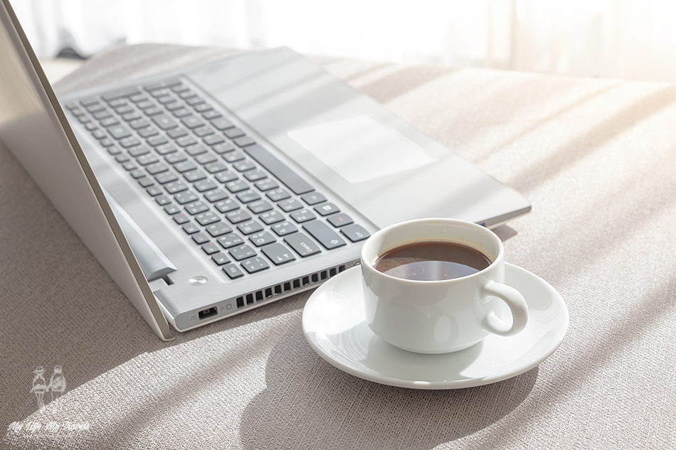 Laptop-with-coffee_